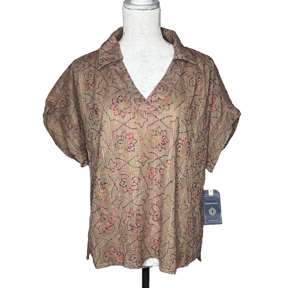 Democracy Embroidered Short Sleeve Top Collared V-Neck 1X Mocha Multi Color